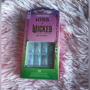 New KISS Limited Edition Wicked Glenda Gradient Nails In Box
